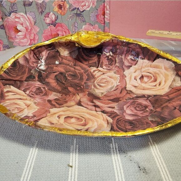 DECOUPAGE CLAM SHELL DECOUPAGE PINK ROSES 🌹 ON A CLAM SHELL TRINKET DISH - Picture 6 of 10